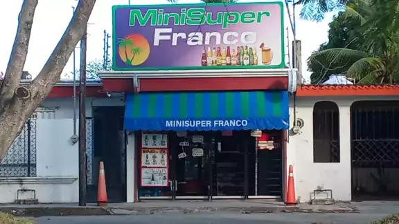 Dueños de tiendas pequeñas se siente amenazados con la llegada de 7eleven.