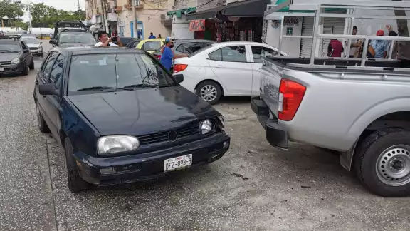 Percance vehicular deja daños en miles de pesos.