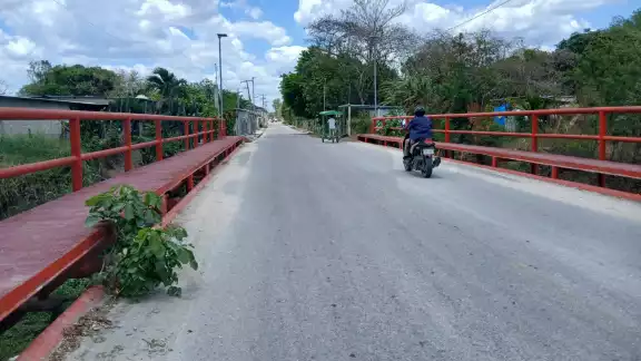Mujer es despojada de sus pertenencias Mujer es despojada de sus pertenencias