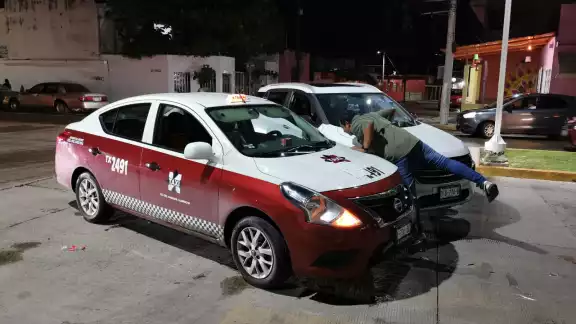 Ambos vehículos involucrados quedaron varados en la vía pública Ambos vehículos involucrados quedaron varados en la vía pública