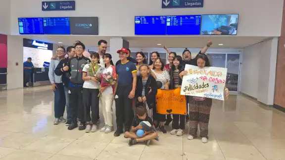 Atletas yucatecos, liderados por Paola Candila Mendoza, regresaron con medallas de plata y bronce de la Gimnasia Mundial Escolar en Dubái Atletas yucatecos, liderados por Paola Candila Mendoza, regresaron con medallas de plata y bronce de la Gimnasia Mundial Escolar en Dubái
