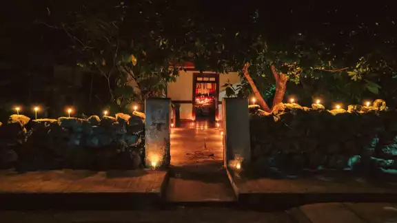 Habitantes ponen velas en las fachadas de sus casas para iluminar el camino de las ánimas