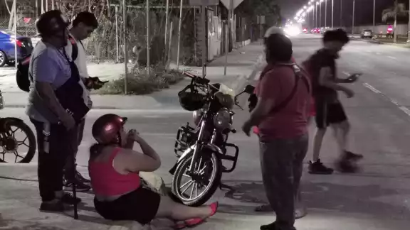 La pareja fue irrumpida por un perro que se entrometió sobre la vialidad