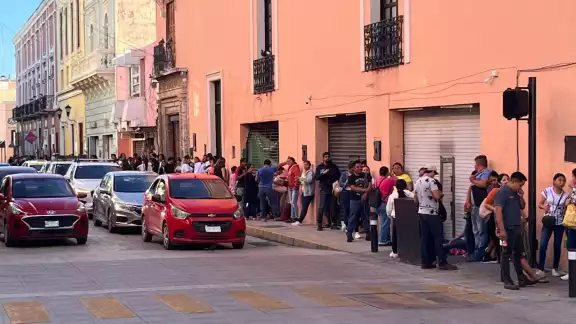 Las personas comenzaron a formarse desde las 3:00 de la mañana de este lunes para lograr adquirir boletos Las personas comenzaron a formarse desde las 3:00 de la mañana de este lunes para lograr adquirir boletos