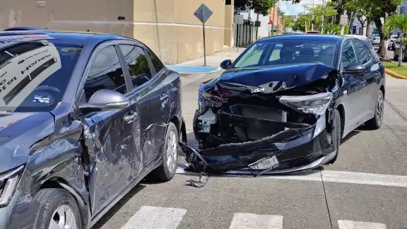 Ignora señal de alto y causa fuerte choque en transitado crucero de Campeche
