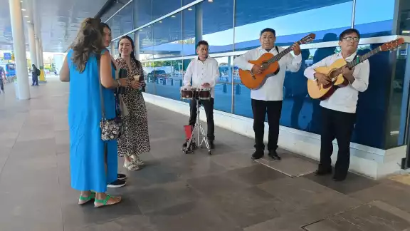 Los integrantes del trío lamentaron que fueran retirados del aeropuerto de Mérida