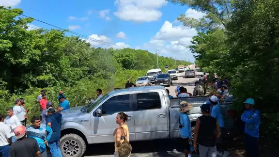 Un volquete después arribó a la escena para bloquear el tramo Un volquete después arribó a la escena para bloquear el tramo