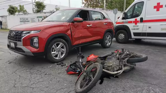 Un joven motociclista sufrió heridas graves tras chocar contra una camioneta en la colonia Playa Norte, Campeche.