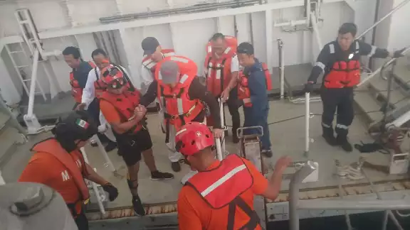 Hombre estadounidense es evacuado para recibir atención médica en Cancún.
