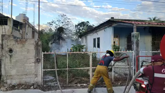 Un incendio se registró en un predio abandonado de la colonia Fátima, ocasionado por la quema de basura Un incendio se registró en un predio abandonado de la colonia Fátima, ocasionado por la quema de basura