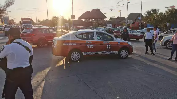 Un accidente entre dos taxis ocurrió en Playa Norte este martes.