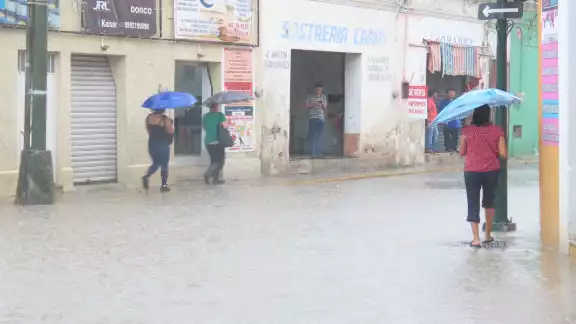 Ciudadanos tuvieron que meterse al agua para cruzar las calles Ciudadanos tuvieron que meterse al agua para cruzar las calles