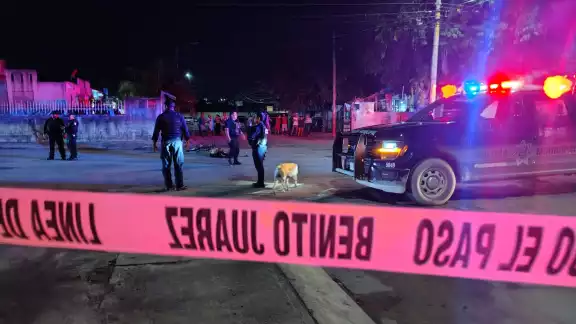 Elementos policiacos llegaron al lugar y acordonaron el área. Elementos policiacos llegaron al lugar y acordonaron el área.