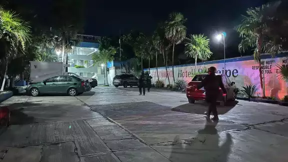 La mujer fue lanzada del vehículo tras una discusión con su agresor.