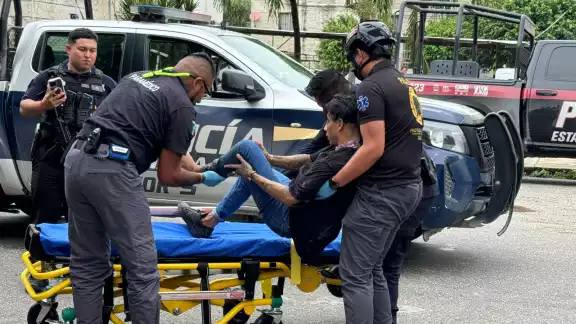 Joven es atacado con un arma, mientras que otro fue privado de la libertad. Joven es atacado con un arma, mientras que otro fue privado de la libertad.