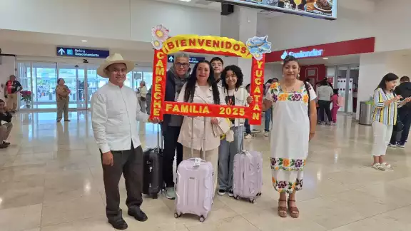 Marisol Vargas llegó acompañada de su esposo, Alejandro Sánchez, e hijos Sarita y Alejandro