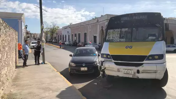 Un camión de transporte impactó inesperadamente contra un auto compacto