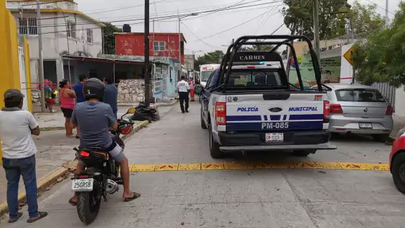 Hombre sin vida en la banqueta.