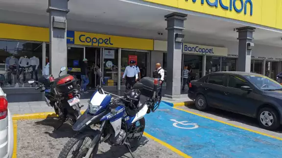 Movilización policiaca en Coppel Aviación por un cliente que molestó a una empleada en los baños