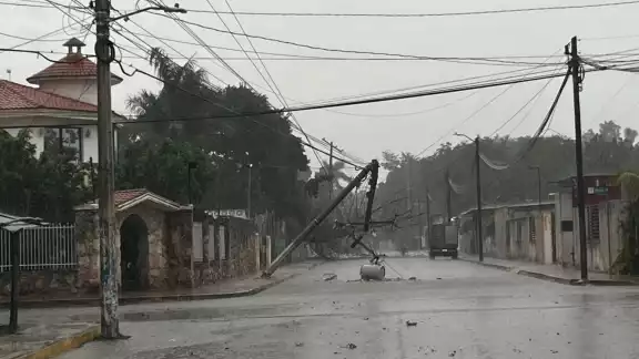 Postes de la CFE colapsaron por las lluvias en Tizimín Postes de la CFE colapsaron por las lluvias en Tizimín
