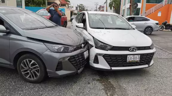 Un accidente entre dos vehículos Hyundai ocurrió la tarde del viernes en la colonia Fátima, Un accidente entre dos vehículos Hyundai ocurrió la tarde del viernes en la colonia Fátima,