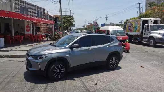 Caos vial por choque entre combi colectiva y camioneta en Belisario Domínguez, Carmen