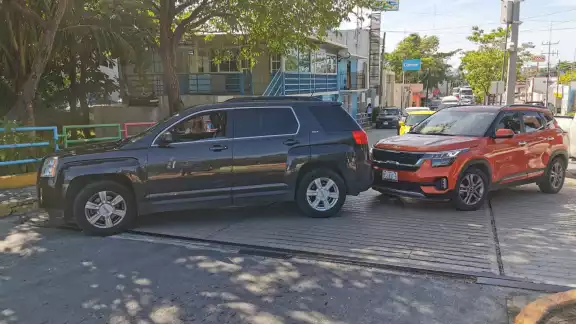 Percance en la Pallas bloquea dos carriles y afecta tránsito en zona pesquera Percance en la Pallas bloquea dos carriles y afecta tránsito en zona pesquera