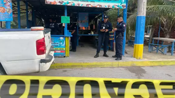 El local conocido como 'El Capitán' fue asaltado por varios individuos. El local conocido como 'El Capitán' fue asaltado por varios individuos.