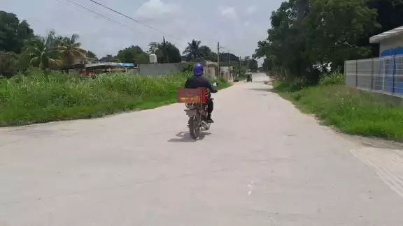 Una mujer fue abordada por un asaltante en motocicleta mientras se dirigía a su trabajo de madrugada. Una mujer fue abordada por un asaltante en motocicleta mientras se dirigía a su trabajo de madrugada.