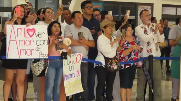 Yucatecos llenan de cariño a AMLO a su llegada a la estación Teya del Tren Maya Yucatecos llenan de cariño a AMLO a su llegada a la estación Teya del Tren Maya