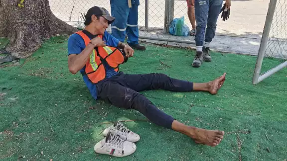 Joven resulta herido tras abordar camión de basura en movimiento Joven resulta herido tras abordar camión de basura en movimiento