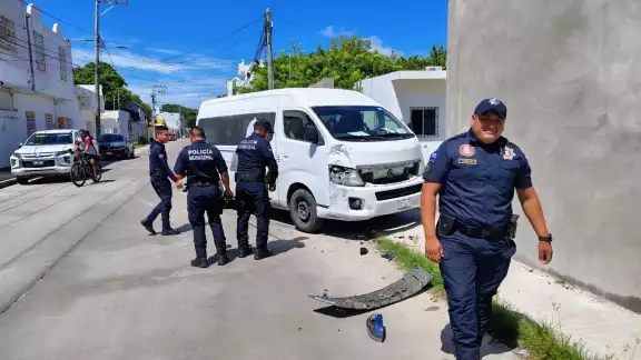 Choque de vehículos de transporte de personal y particular genera movilización de autoridades