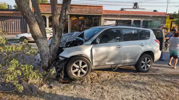 Paramédicos de Protección Civil arribaron al lugar para auxiliar a la afectada.