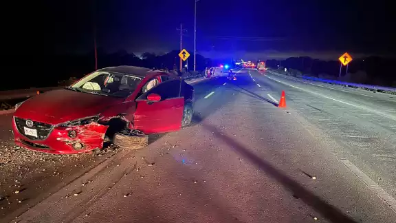A pesar de que varios guiadores pudieron esquivar a este vehículo al visualizar el estado en que terminó, esto no ocurrió con un par de camionetas que terminaron chocando A pesar de que varios guiadores pudieron esquivar a este vehículo al visualizar el estado en que terminó, esto no ocurrió con un par de camionetas que terminaron chocando