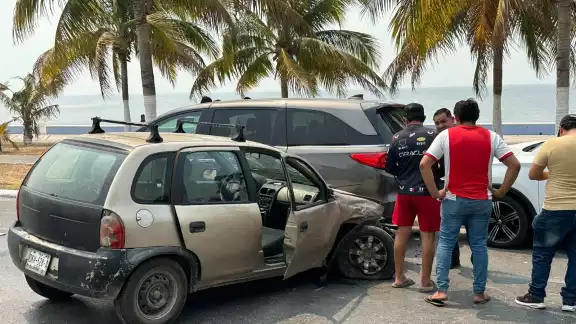 El conductor perdió el control de su vehículo El conductor perdió el control de su vehículo