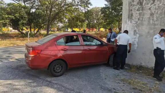 Conductor choca contra barda en Malibrán tras fallida maniobra; no hubo lesionados Conductor choca contra barda en Malibrán tras fallida maniobra; no hubo lesionados