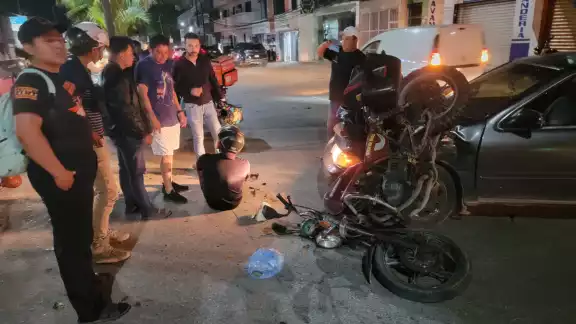 El hombre sufrió un golpe fuerte en contra de un vehículo particular.
