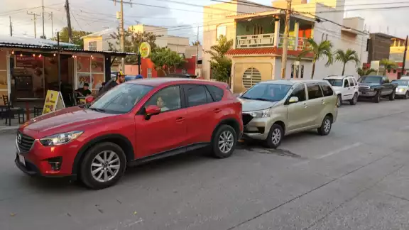 Choque de camionetas en parque central. Choque de camionetas en parque central.