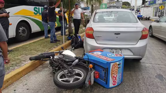 Un motociclista de Domino’s resultó lesionado tras chocar contra un automóvil que realizó un cambio de carril sin precaución. Un motociclista de Domino’s resultó lesionado tras chocar contra un automóvil que realizó un cambio de carril sin precaución.