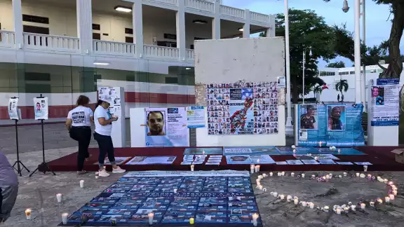En la capital del estado pegaron las fichas de búsqueda e hicieron un tendedero en la explanada del Palacio de Gobierno En la capital del estado pegaron las fichas de búsqueda e hicieron un tendedero en la explanada del Palacio de Gobierno