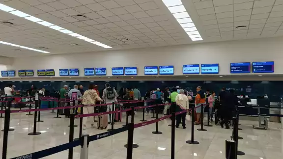 Se mantiene regular afluencia de pasajeros en el aeropuerto de Mérida