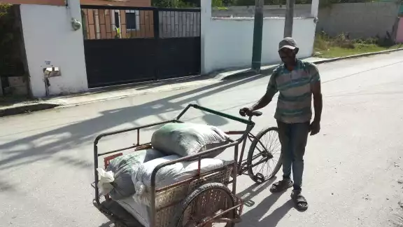 Genaro transporta hasta 70 kilos de residuos en su triciclo, a pesar del trabajo pesado, gana entre 200 y 250 pesos al día.