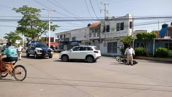 No hubo lesionados, solo daños materiales y un bloqueo al carril de circulación.