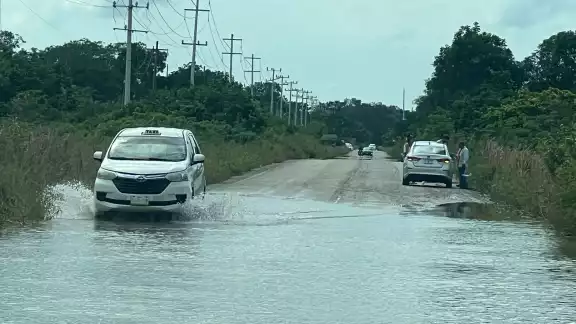 La inundación en la carretera Kantunilkín a Chiquila, ha provocado varios vehículos dañados. La inundación en la carretera Kantunilkín a Chiquila, ha provocado varios vehículos dañados.