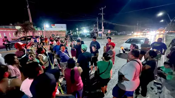 Vecinos de Cancún bloquean calles por fallas eléctricas y negligencia de la CFE