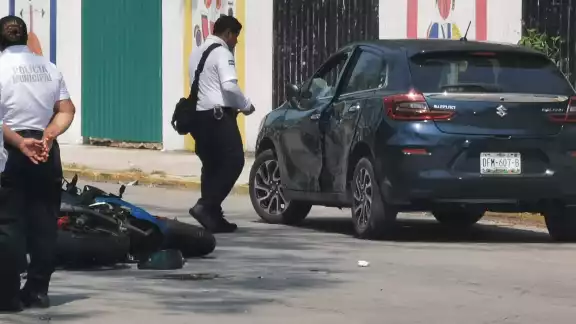 Choque entre auto y motocicleta frente al Conalep: tránsito afectado en Playa Norte Choque entre auto y motocicleta frente al Conalep: tránsito afectado en Playa Norte