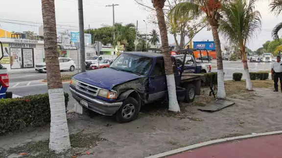 Miguel viajaba con su familia por la avenida central de Campeche cuando su camioneta presentó una falla en los frenos. Miguel viajaba con su familia por la avenida central de Campeche cuando su camioneta presentó una falla en los frenos.
