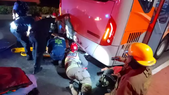 Un motociclista terminó debajo de un autobús