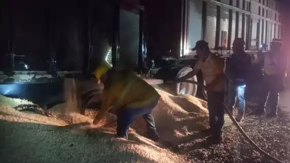 Las autoridades arribaron al sitio para controlar el flujo de la vialidad.
