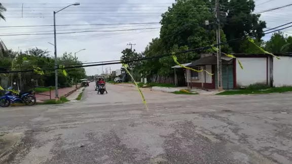 Los vecinos colocaron cintas amarillas en cables bajos de TELMEX